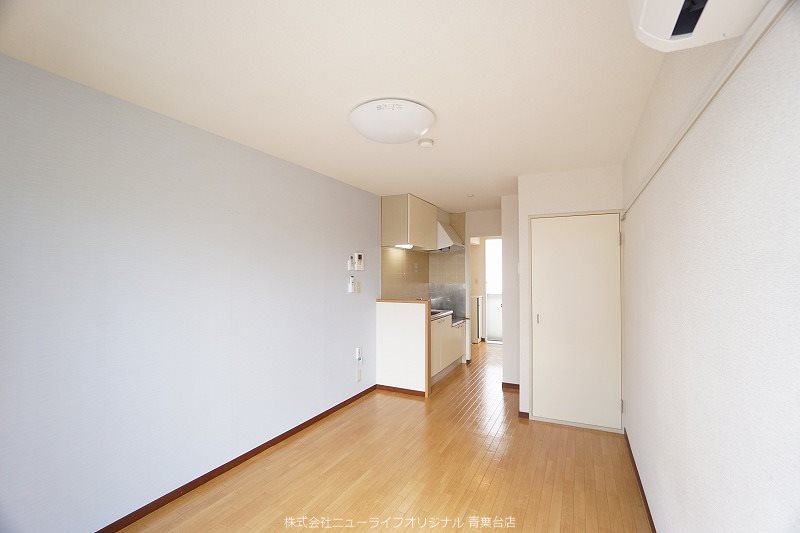 居室・リビング　広めの洋室にエアコン1台付です！