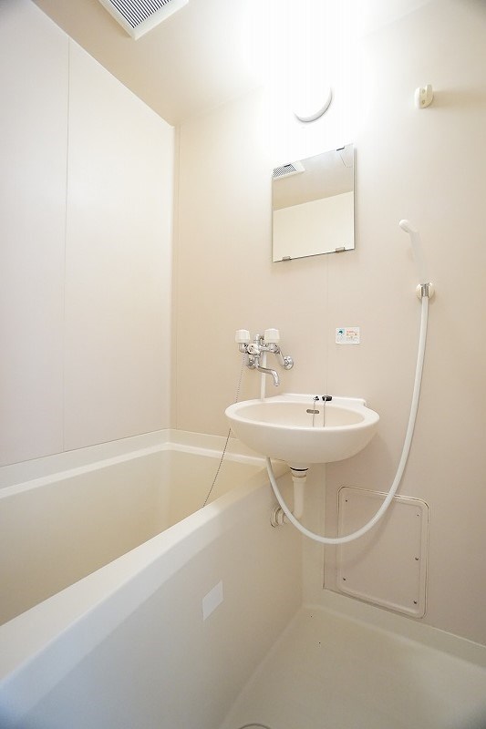 バス・シャワールーム　浴室は使いやすい洗面台付♪