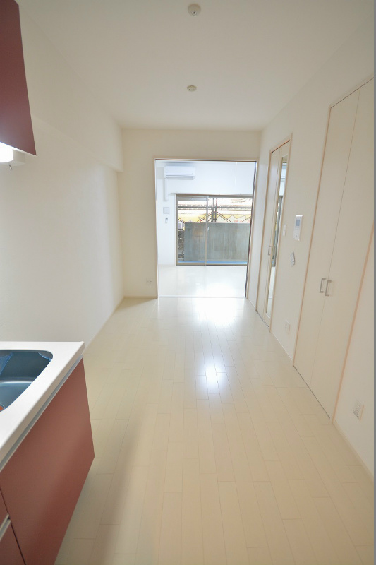 居室・リビング　白に統一されたお部屋にアクセント色が映えます。