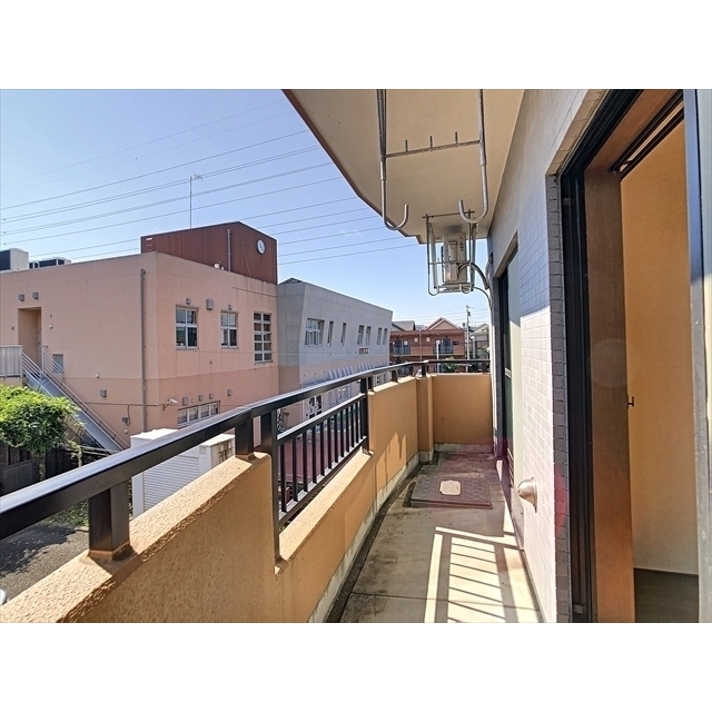 バルコニー　日当たり風通しの良い広々したベランダ