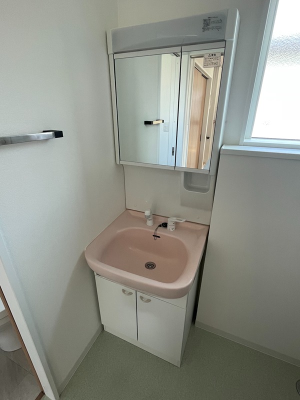 洗面設備　洗面所にも窓が付いています！