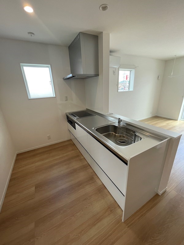 キッチン　IH３口ついています。