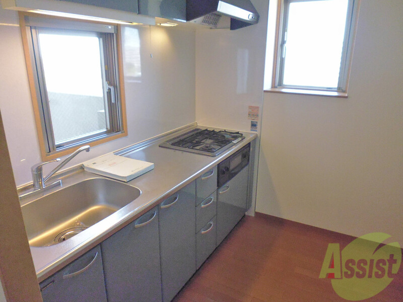 キッチン　奥にある独立キッチンはガス３口のシステムキッチンです