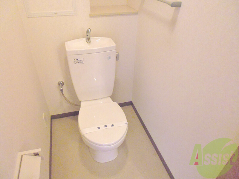 トイレ　簡易な収納棚もついたトイレ。広さも申し分ないですよ。