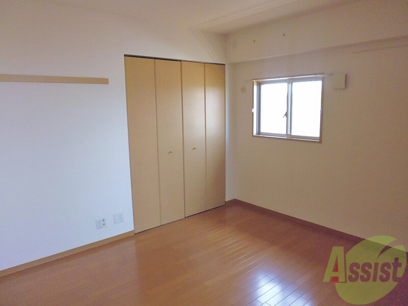 その他部屋・スペース　リビング横の洋室には収納もあって寝室に使いやすいです。