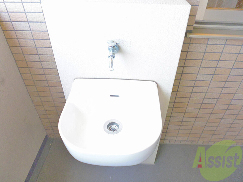その他設備　アウトドア用品もお手入れ簡単。スロップシンク付きのベランダ