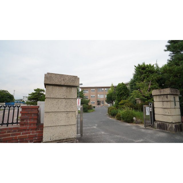 小学校　四日市市立富田小学校（小学校）まで901m