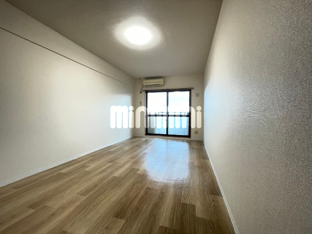 居室・リビング　家具家電を置いてもスペースに余裕があります