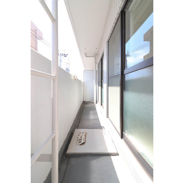 バルコニー　暖かな日差しのふりそそぐバルコニー