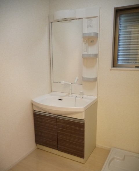 洗面設備　独立洗面台、小物を置くことができて便利です