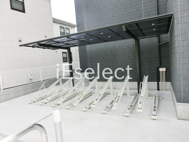 駐車場　駐輪スペースやバイク置き場もあります。