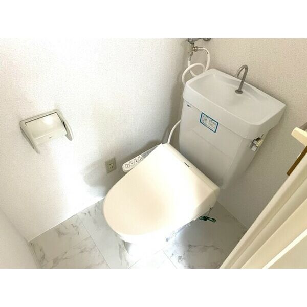 トイレ　嬉しいウォシュレット付きのトイレ！便座温かいですよ♪