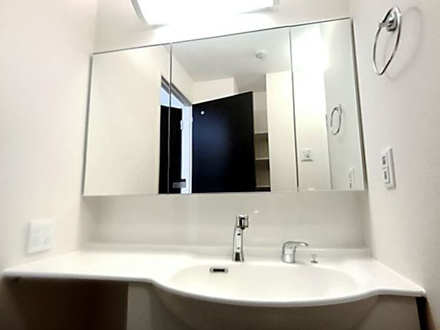 洗面設備　三面鏡付洗髪洗面化粧台