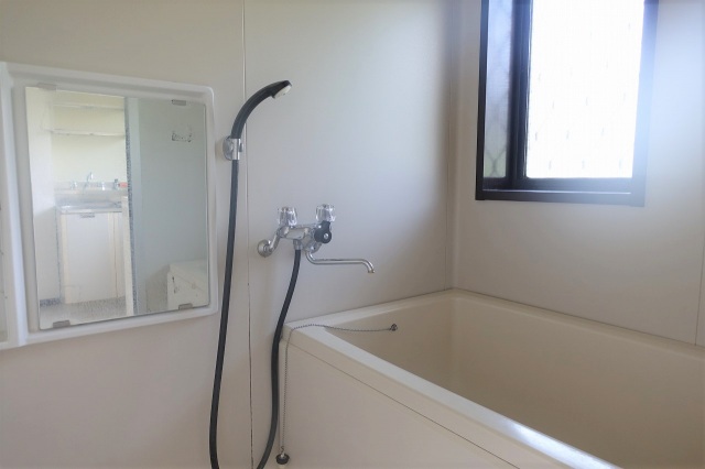 バス・シャワールーム　小窓付きで換気良好