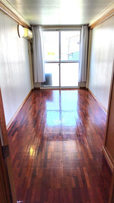 居室・リビング　1K・1階のお部屋となります。