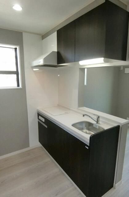 キッチン　リンドアカシア色のお洒落なキッチン！２口ＩＨキッチンなのでお