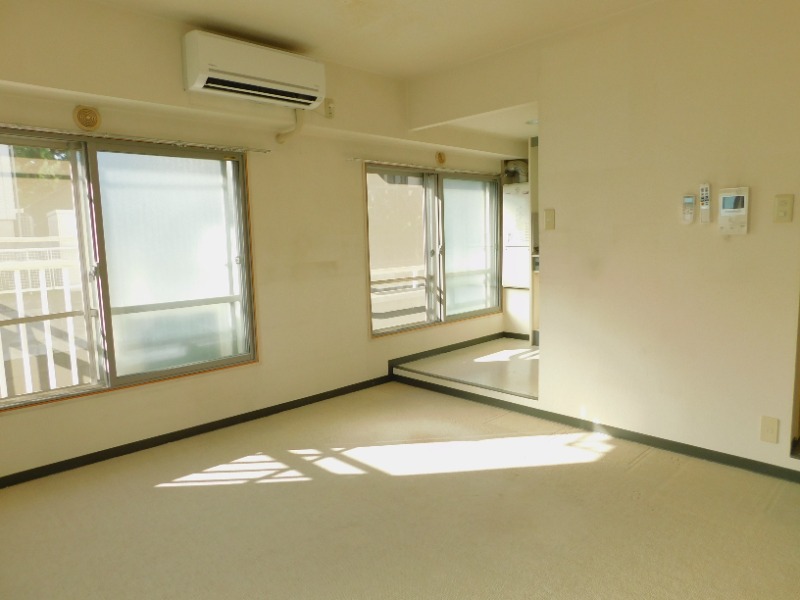 居室・リビング　洋室８帖の広々空間♪