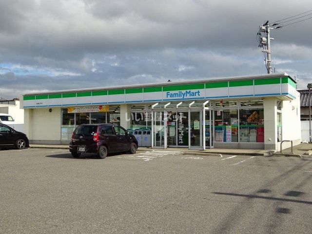 コンビニ　ファミリーマート船江町店（コンビニ）まで977m