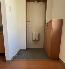 玄関　※別部屋の参考写真です。