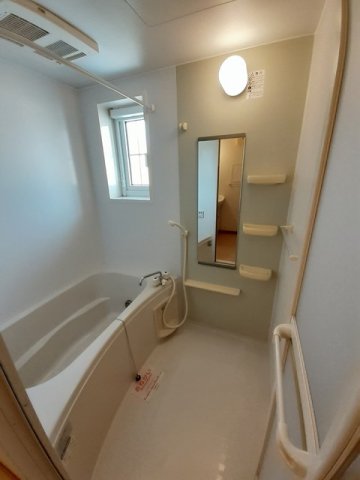 バス・シャワールーム　落ち着いた空間のお風呂です