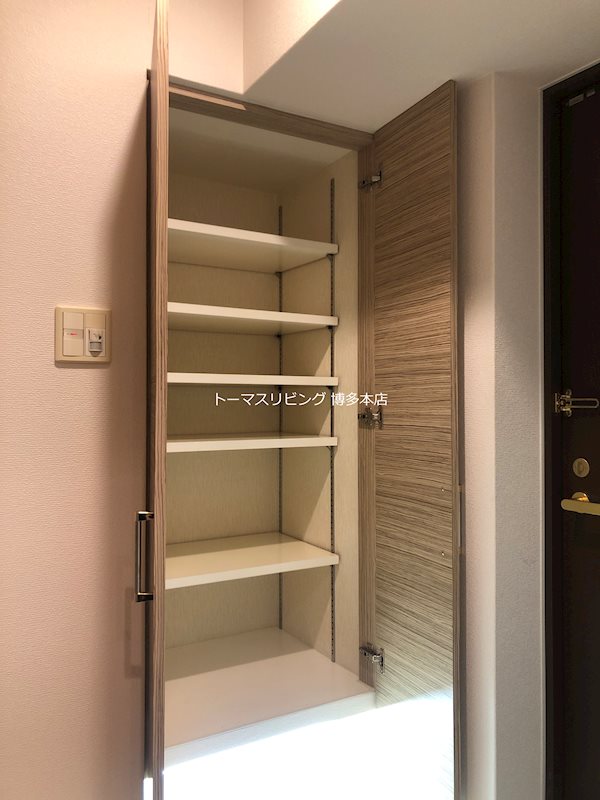 玄関　※別号室の参考写真になります。