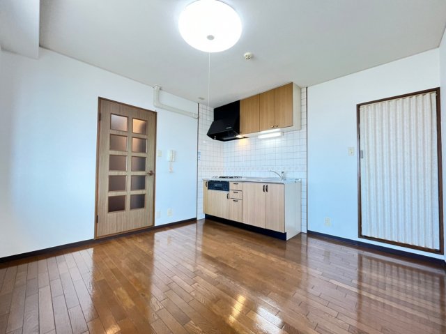 居室・リビング　別号室の写真です。ご参考までに