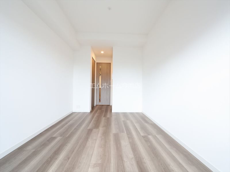 居室・リビング　洋室8.5帖　エアコン完備　バルコニーに面しています