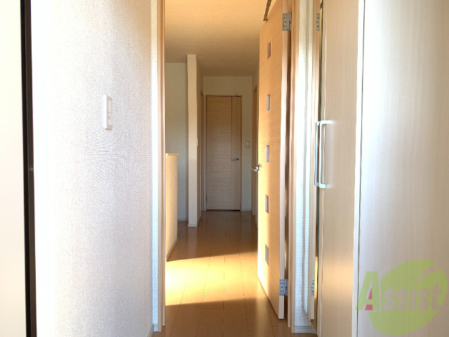 玄関　玄関の様子です。幅も狭くなく、利用しやすいですよ。