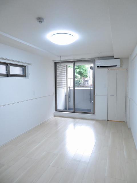 居室・リビング　☆白を基調とした明るい印象の洋室は9.7帖もあります☆※同間