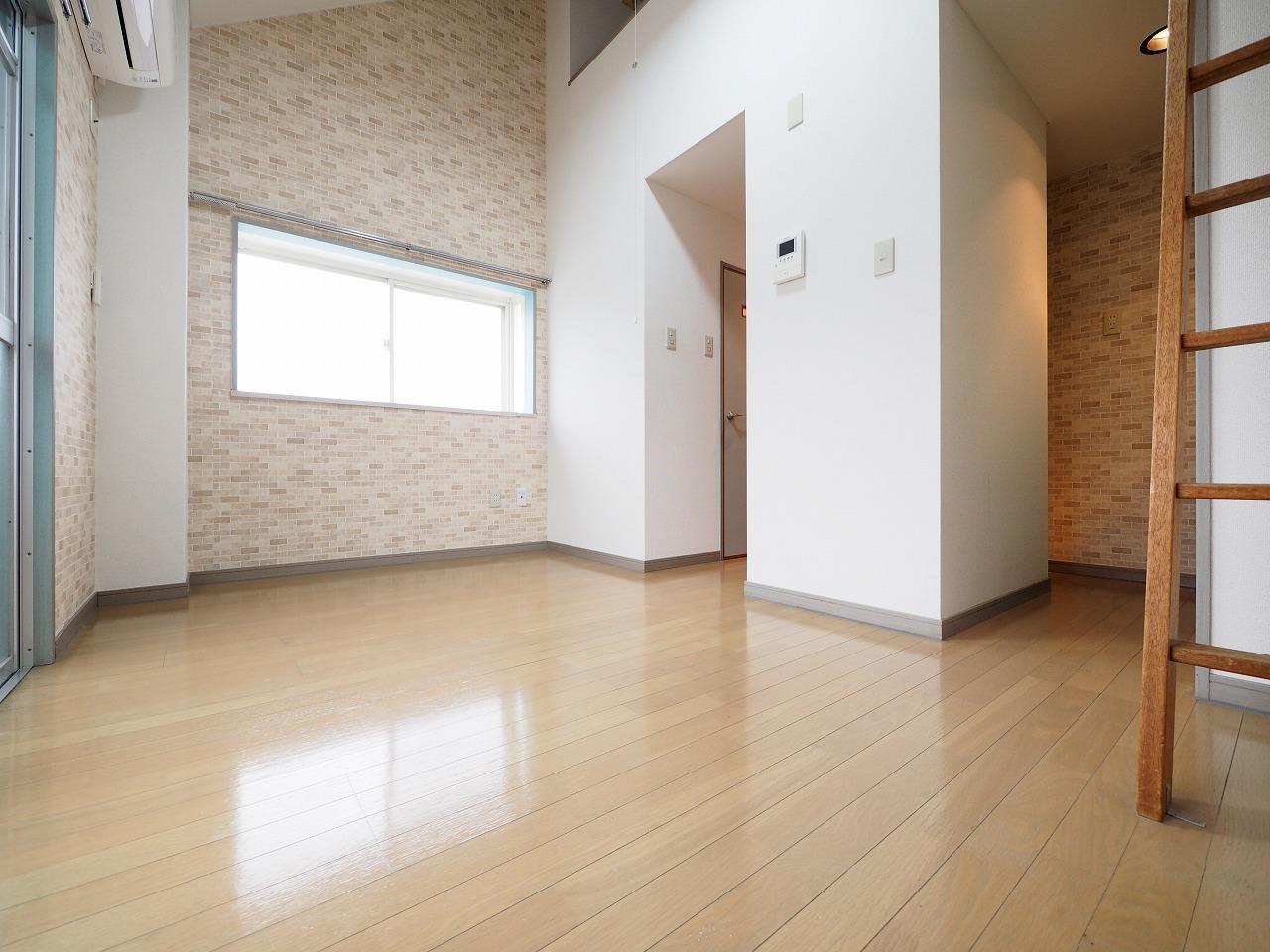 居室・リビング　5.5帖の洋室。模様替えのしやすい広さです♪