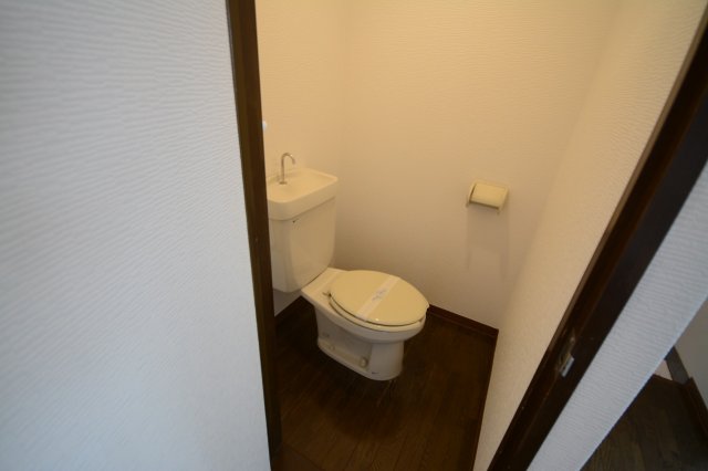 トイレ　別号室画像。ご参考下さい