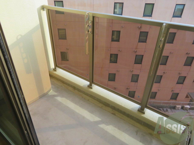 バルコニー　バルコニーはコチラ。幅があって良いですね。