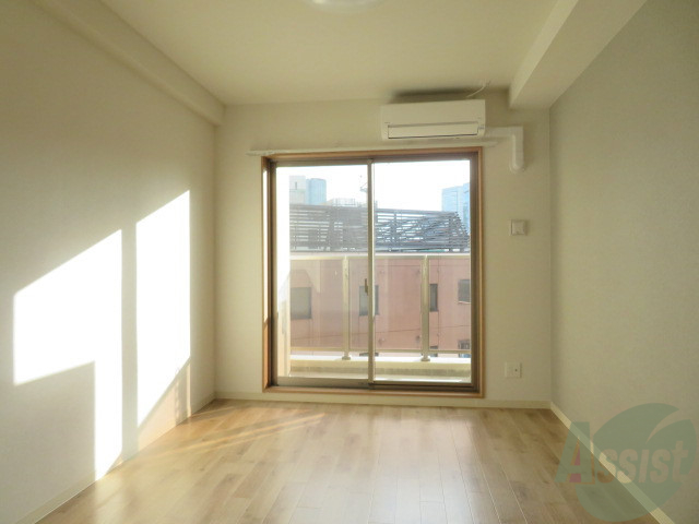 居室・リビング　こちらはリビングです。明るくていいですね。