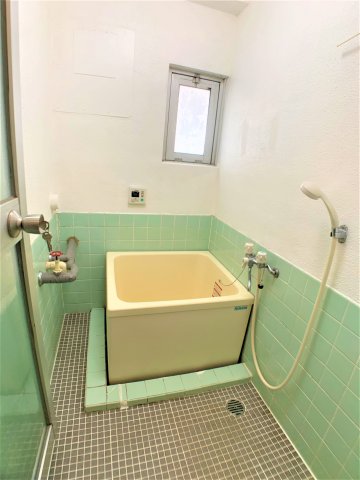 バス・シャワールーム　別部屋同間取りのお写真となります。参考にご覧くださいませ。