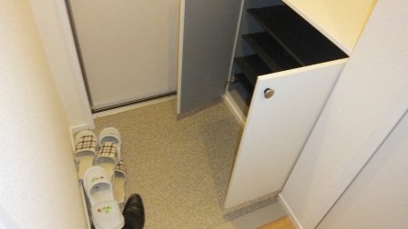 玄関　下駄箱付きです。