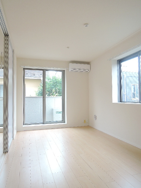 居室・リビング　２Ｆ南西向き角部屋２面採光　広々リビング１１帖