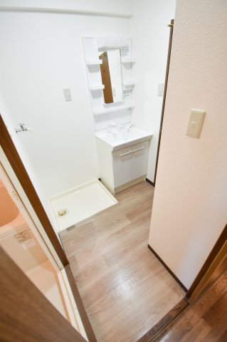 洗面設備　人気の独立洗面所にはうれしいシャンプードレッサー完備です。