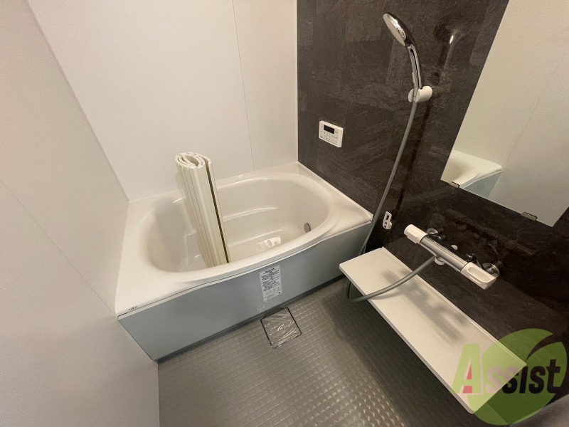 バス・シャワールーム　浴室は深さもあるので、肩まで浸かることもできますよ。