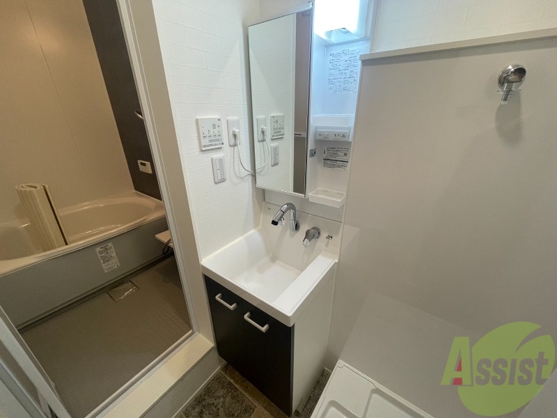 洗面設備　洗面台は独立洗面台です。毎日の身支度が楽しくなりそうですね。