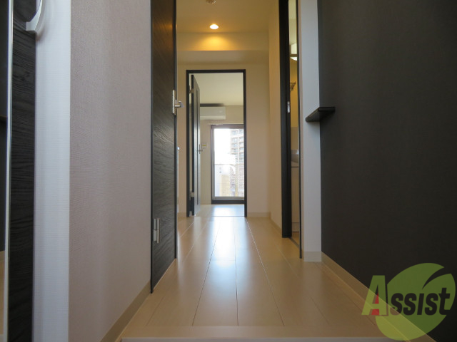 玄関　玄関を入ると左には浴室があり右は浴室になります。