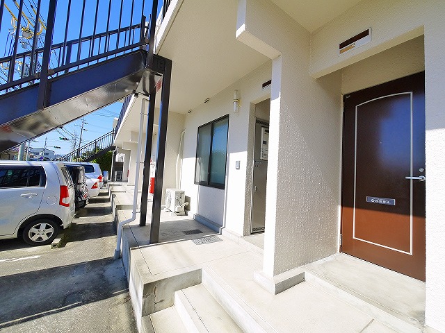 エントランス　落ち着いたエントランスです