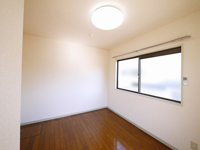 その他部屋・スペース　開放的な寝室です