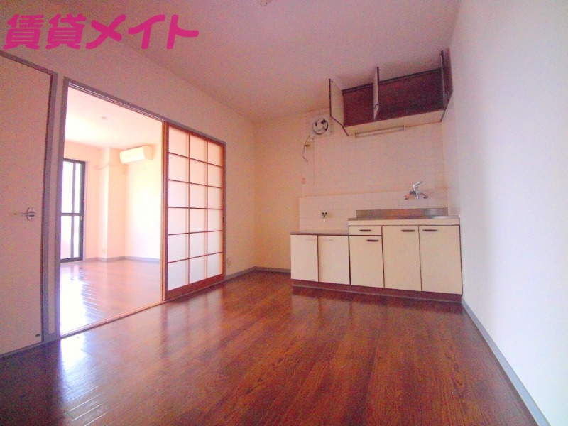 居室・リビング　同物件別室写真