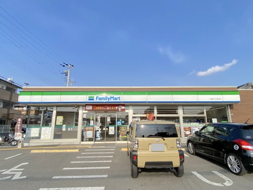 コンビニ　ファミリーマート 熊取大久保中店（コンビニ）まで299m