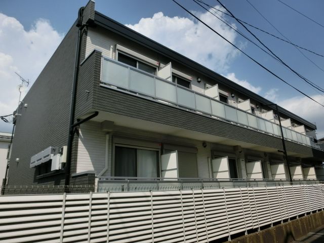 建物外観　南西向きで日当たり良好、経済的な都市ガス