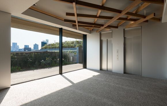 ロビー　■駐車場