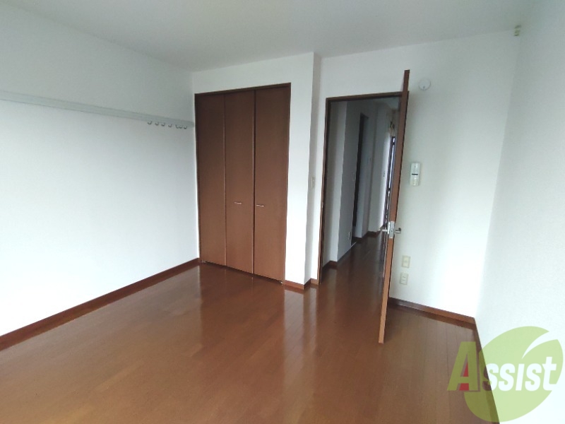 その他部屋・スペース　リビングの反対側からご紹介。家具の配置がしやすい形ですね。