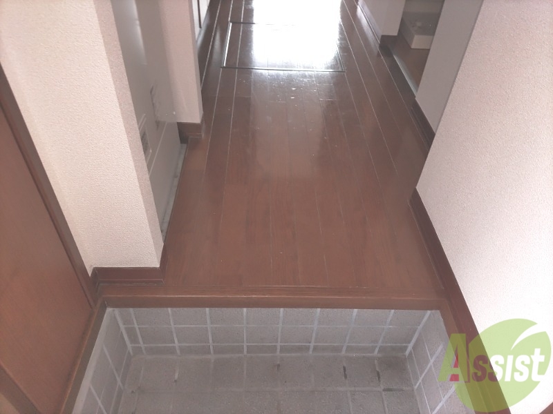 玄関　玄関は程よい高さのステップがあり、靴の脱ぎ履きがしやすいです