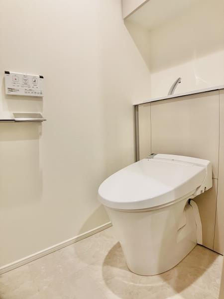 トイレ　落ち着いた色調のトイレです