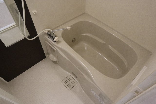 バス・シャワールーム　ゆっくり足をのばして入れます